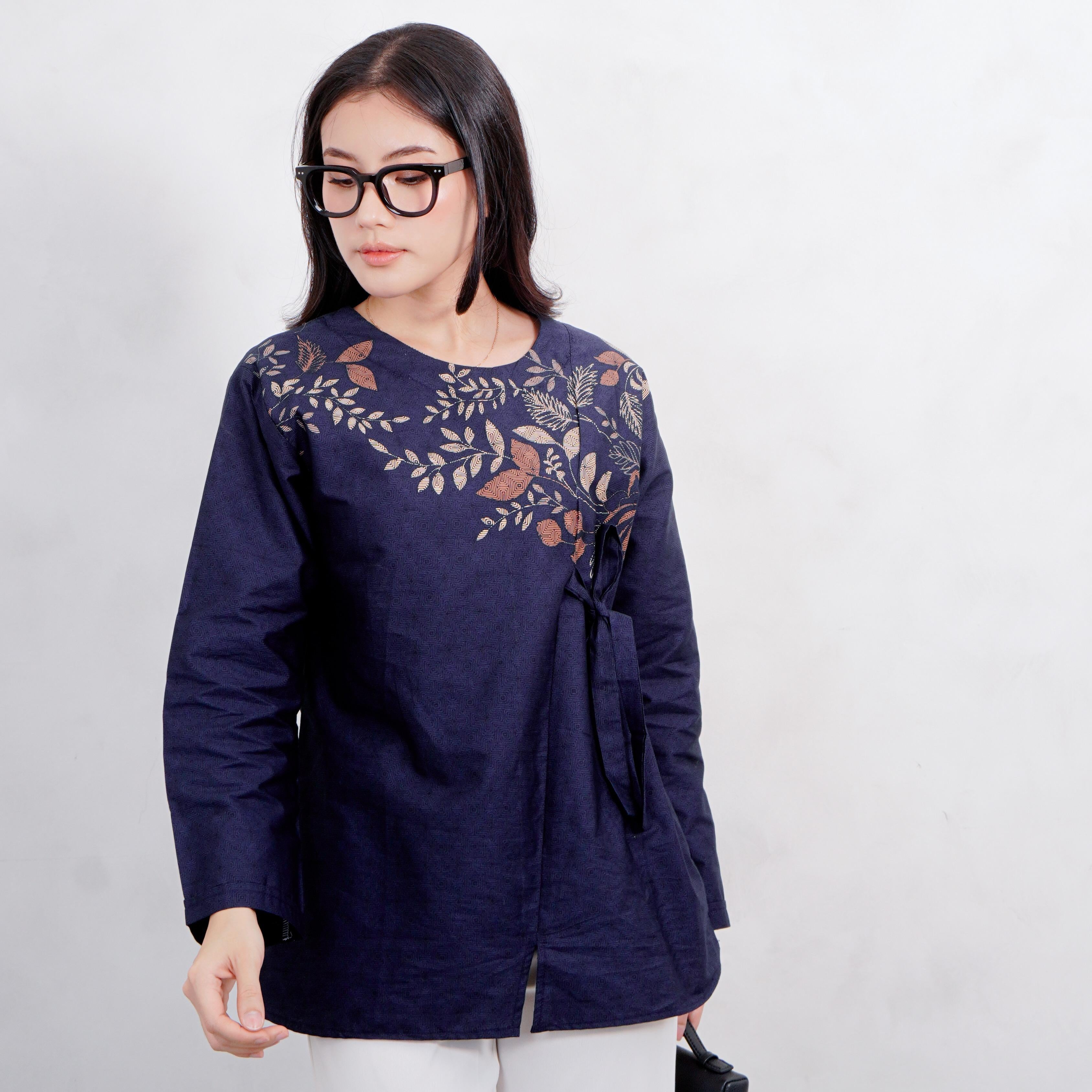 Swipe Up Kemeja Blouse Batik Wanita Modern Suiren Navy