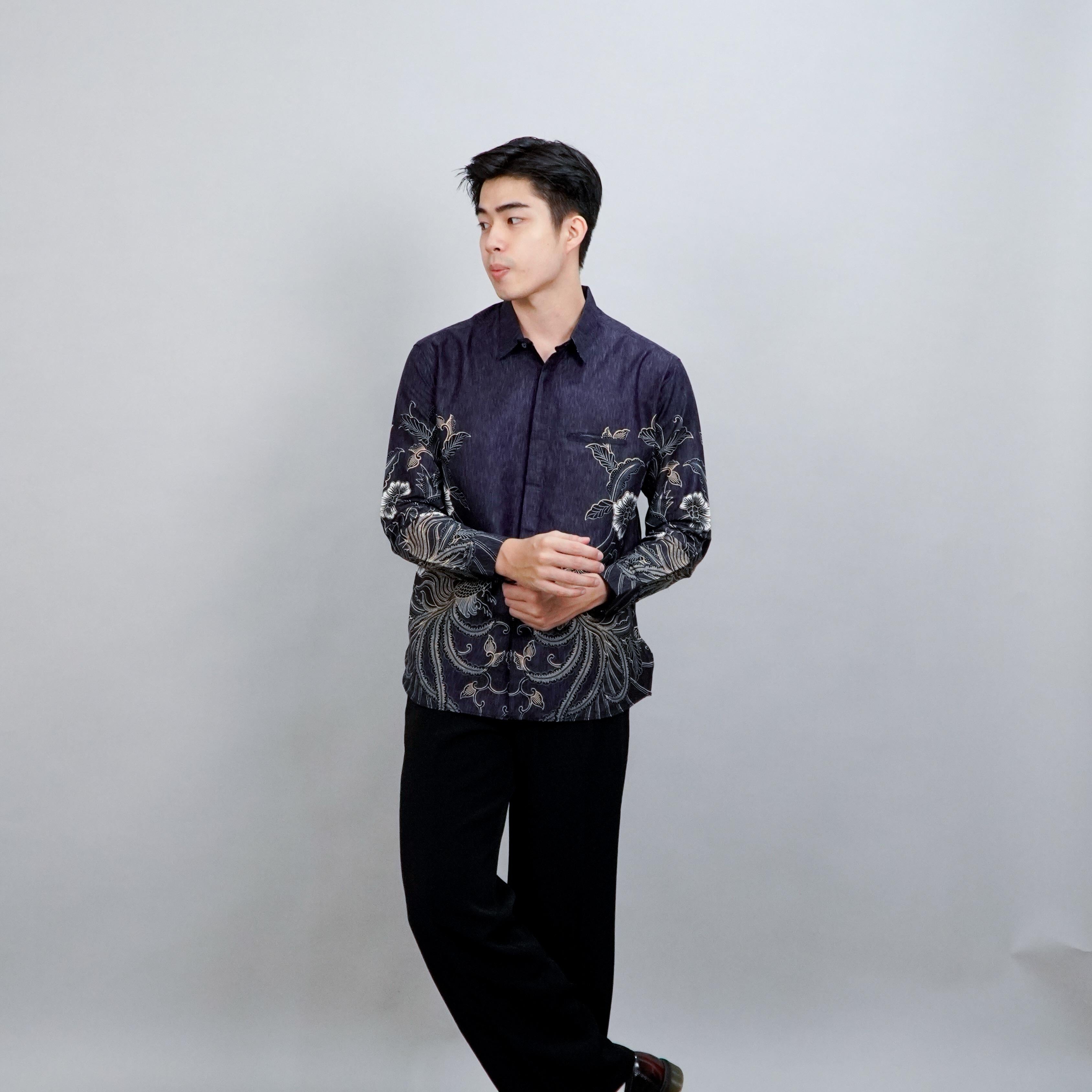 Swipe Up Kemeja Batik Pria Modern Slimfit Katun Lengan Panjang Motif Gokura