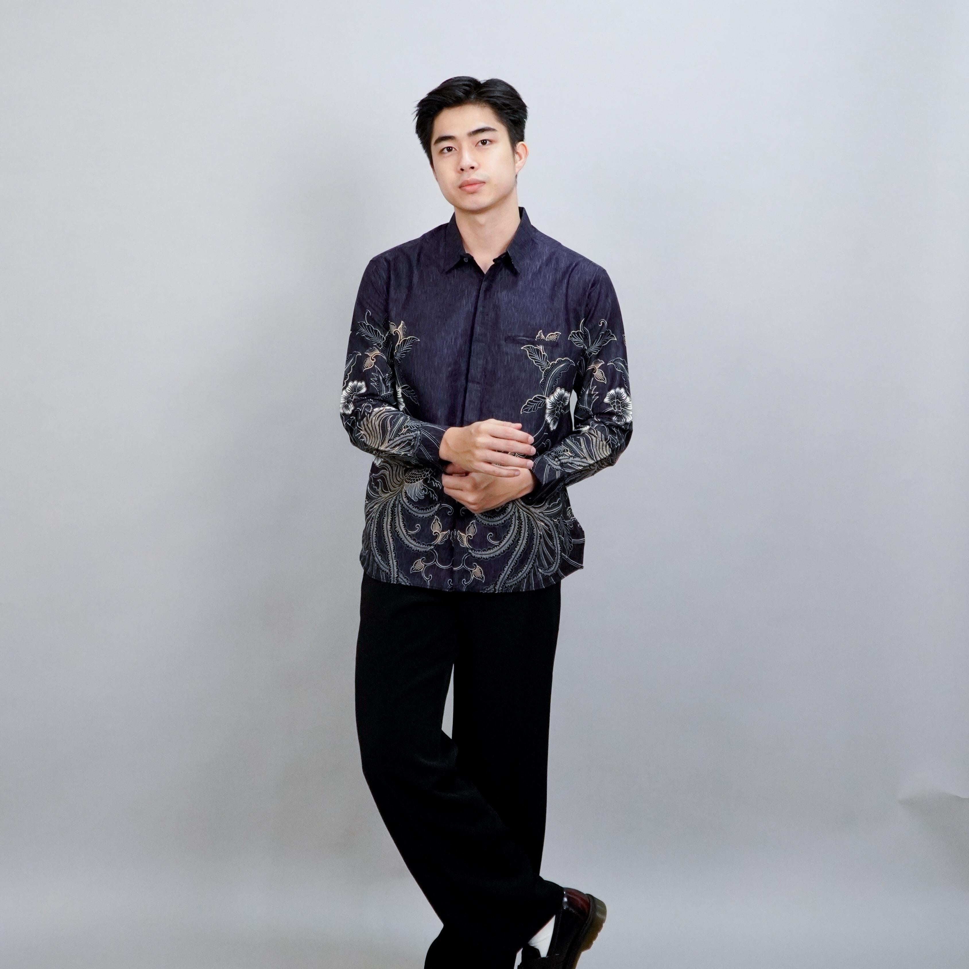Swipe Up Kemeja Batik Pria Modern Slimfit Katun Lengan Panjang Motif Gokura