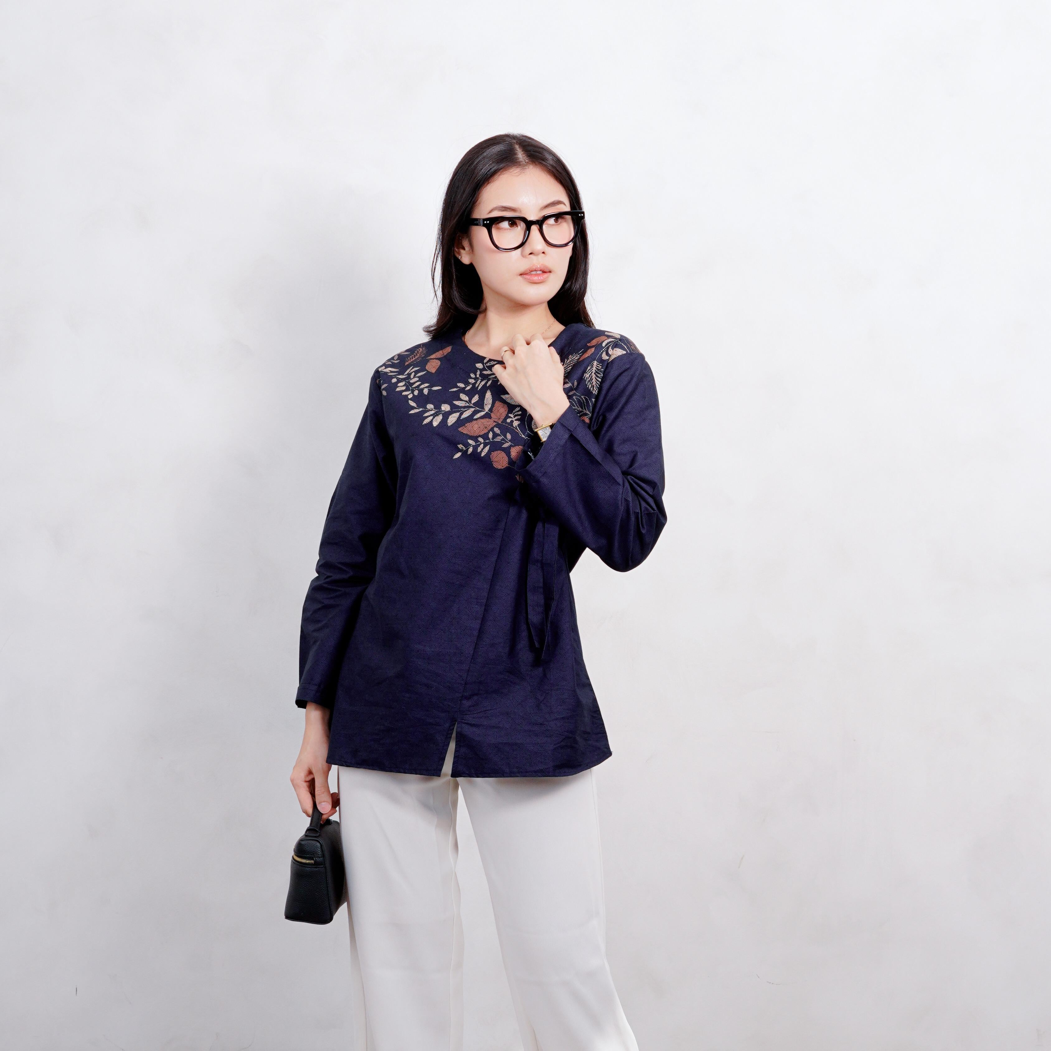 Swipe Up Kemeja Blouse Batik Wanita Modern Suiren Navy