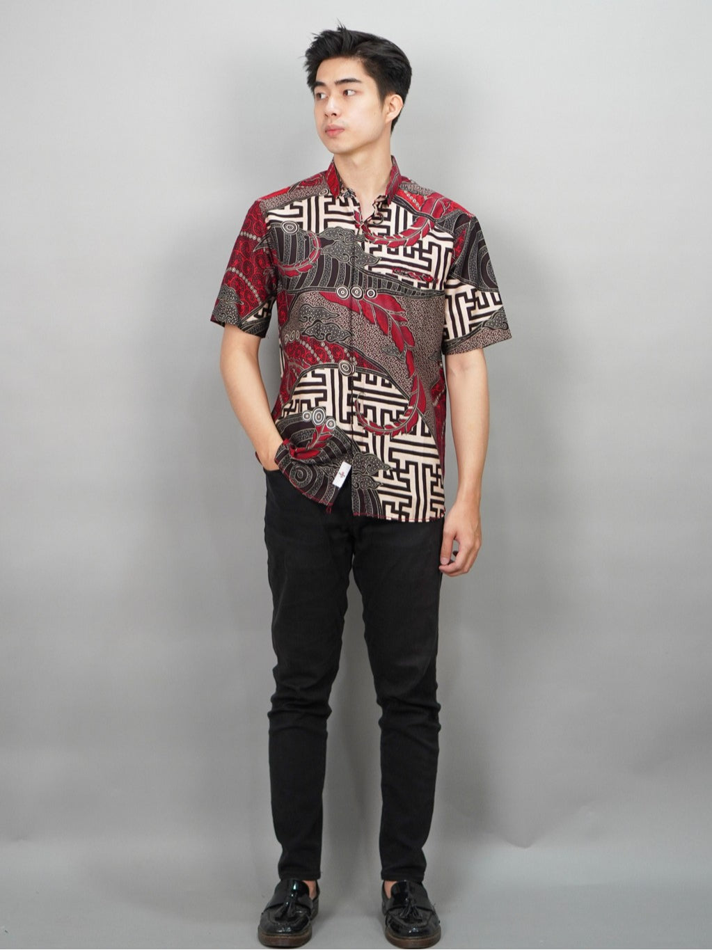 Swipe Up Kemeja Batik Pria Modern Slimfit Lengan Pendek Kiiro
