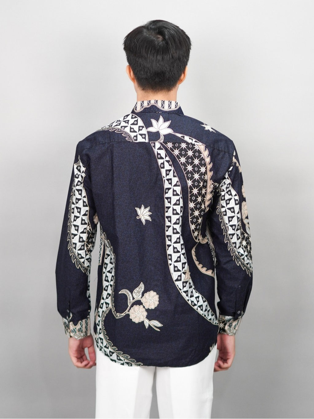 Swipe Up Kemeja Batik Pria Modern Lengan Panjang Akai Navy-Cream