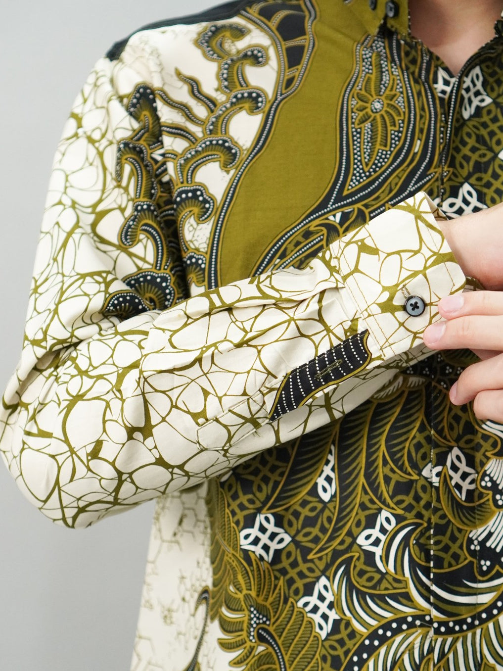 Swipe Up Kemeja Batik Pria Batik Modern Slimfit Lengan Panjang Shiragiku