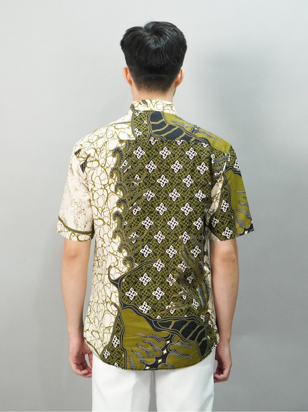 Swipe Up Kemeja Batik Pria Modern Slimfit Lengan Pendek Shiragiku