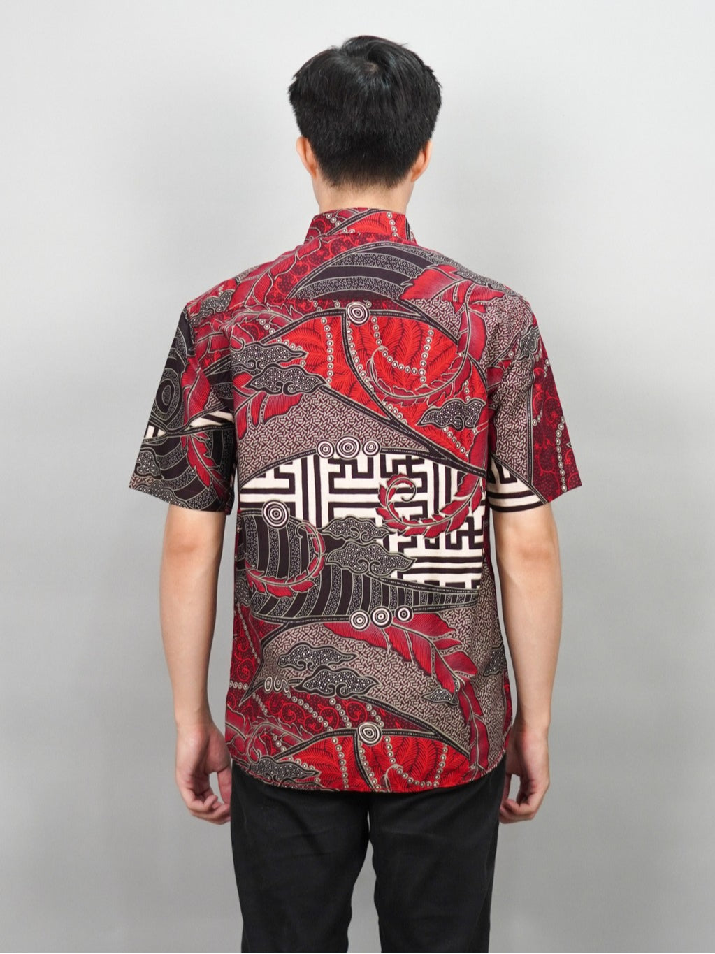 Swipe Up Kemeja Batik Pria Modern Slimfit Lengan Pendek Kiiro