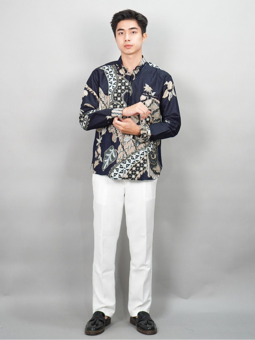 Swipe Up Kemeja Batik Pria Modern Lengan Panjang Akai Navy-Cream