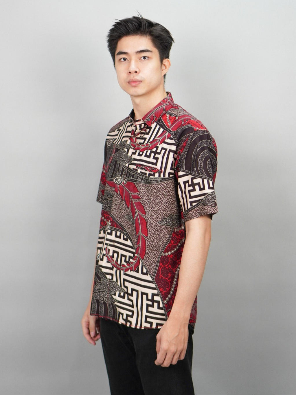 Swipe Up Kemeja Batik Pria Modern Slimfit Lengan Pendek Kiiro