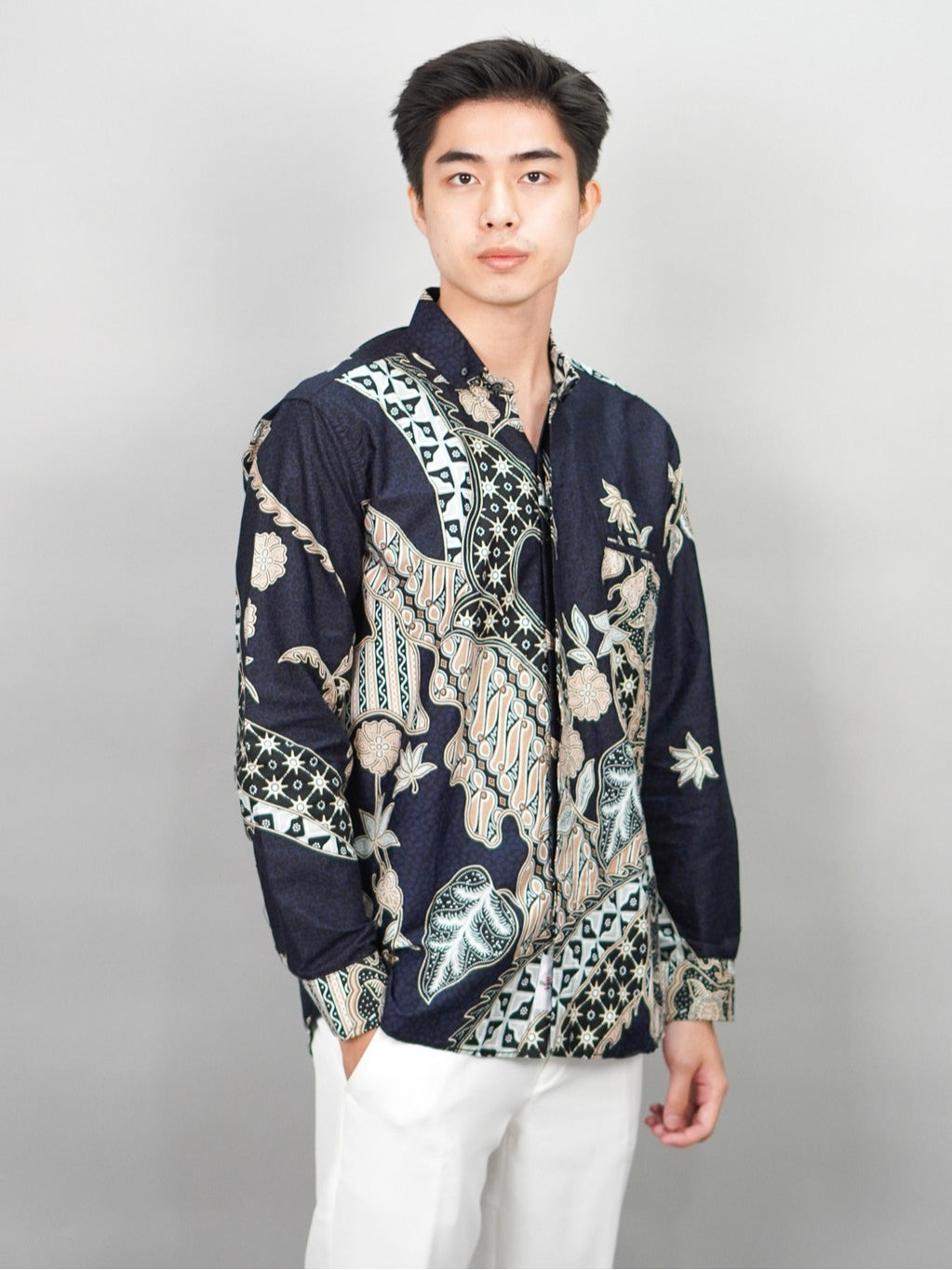 Swipe Up Kemeja Batik Pria Modern Lengan Panjang Akai Navy-Cream