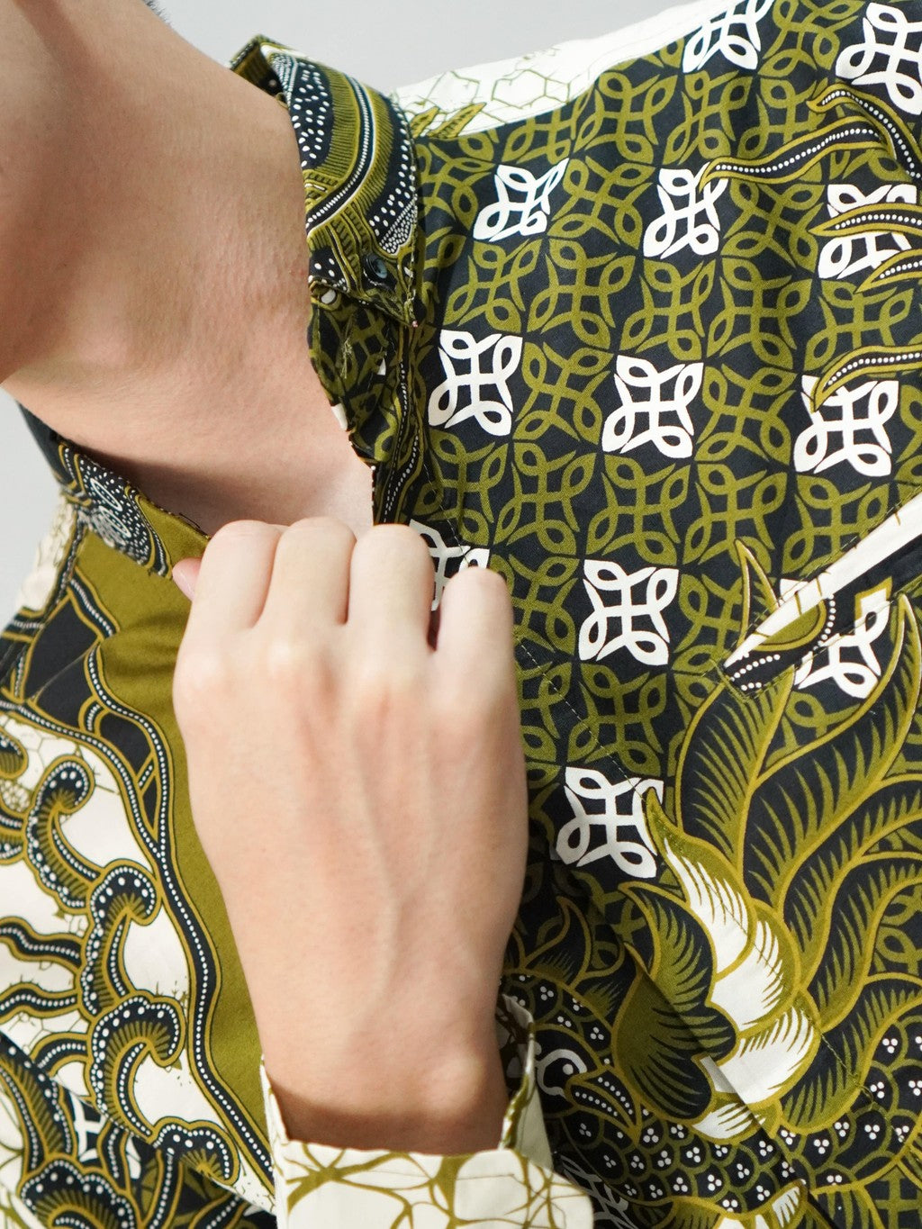Swipe Up Kemeja Batik Pria Batik Modern Slimfit Lengan Panjang Shiragiku