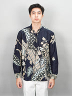 Swipe Up Kemeja Batik Pria Modern Lengan Panjang Akai Navy-Cream