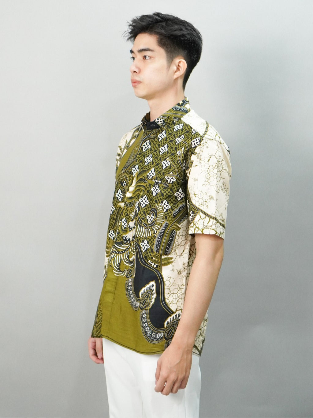 Swipe Up Kemeja Batik Pria Modern Slimfit Lengan Pendek Shiragiku