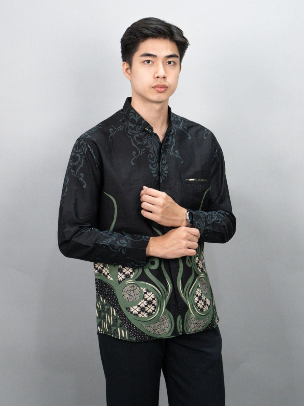 Swipe Up Kemeja Batik Pria Modern Lengan Panjang Krisan