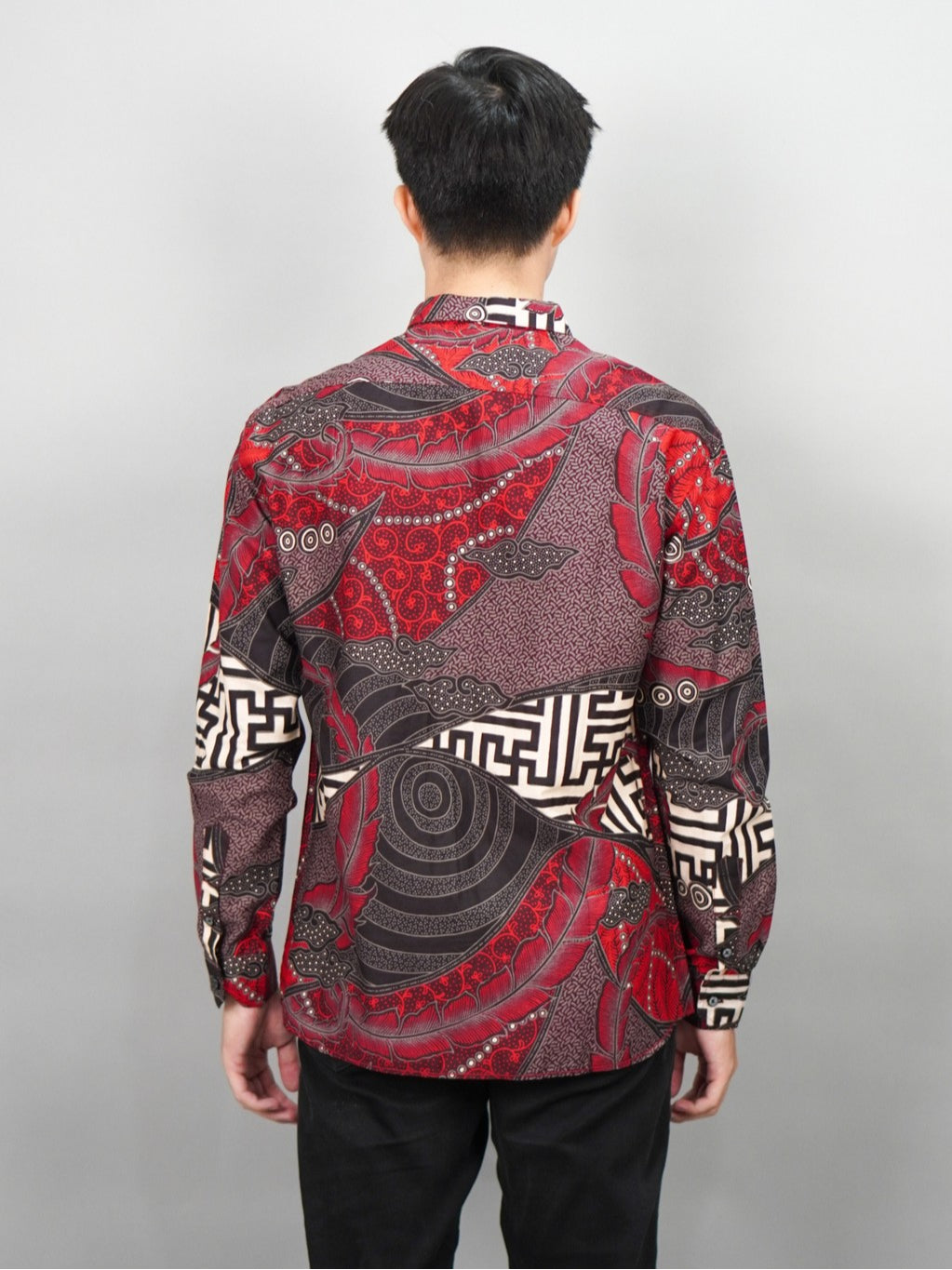 Swipe Up Kemeja Batik Pria Modern Slimfit Lengan Panjang Kiiro