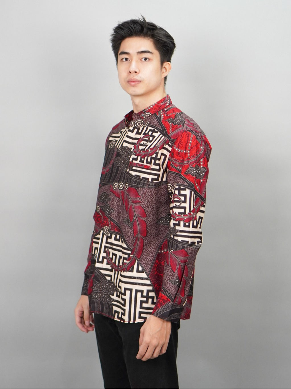 Swipe Up Kemeja Batik Pria Modern Slimfit Lengan Panjang Kiiro