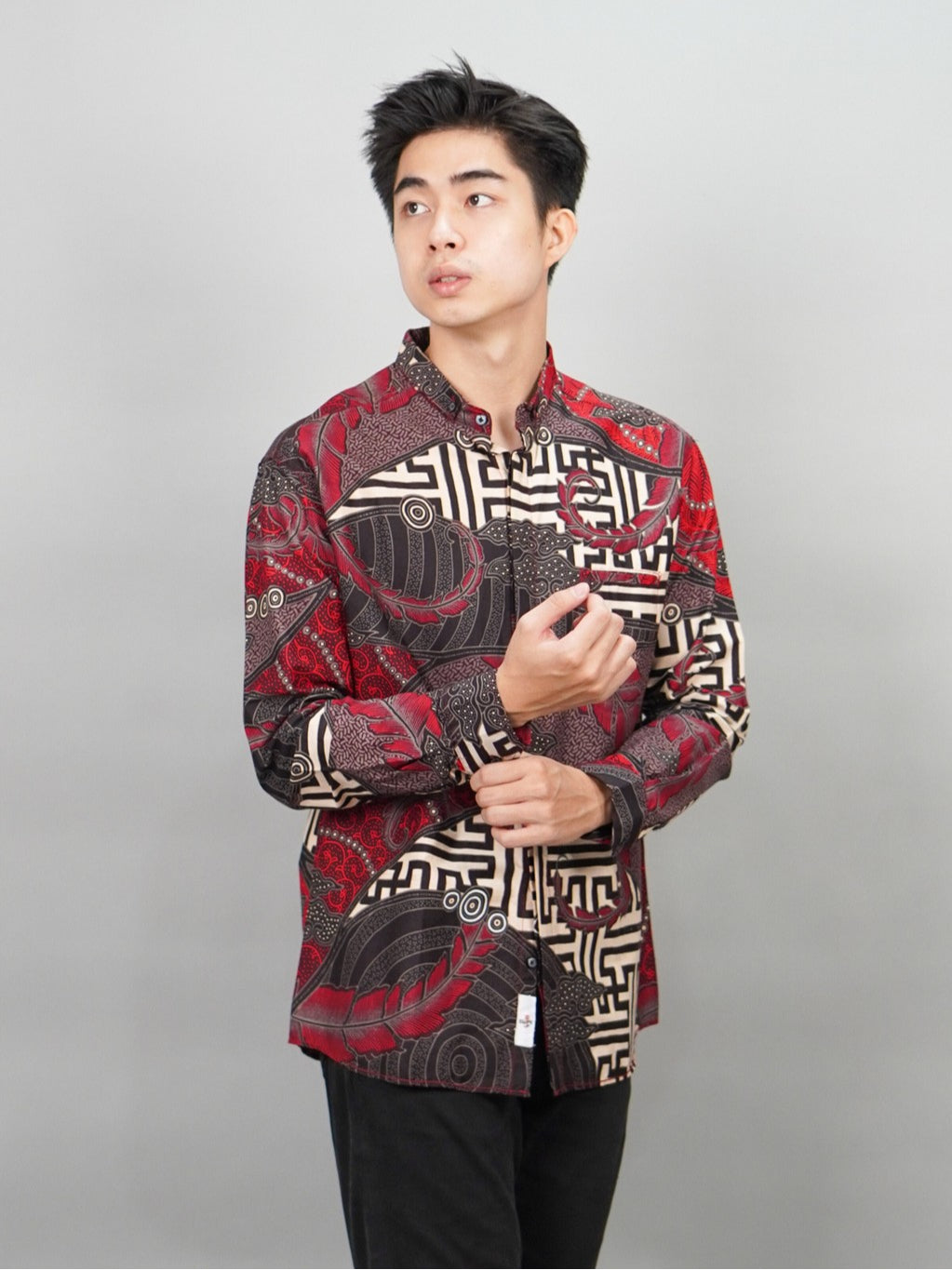 Swipe Up Kemeja Batik Pria Modern Slimfit Lengan Panjang Kiiro