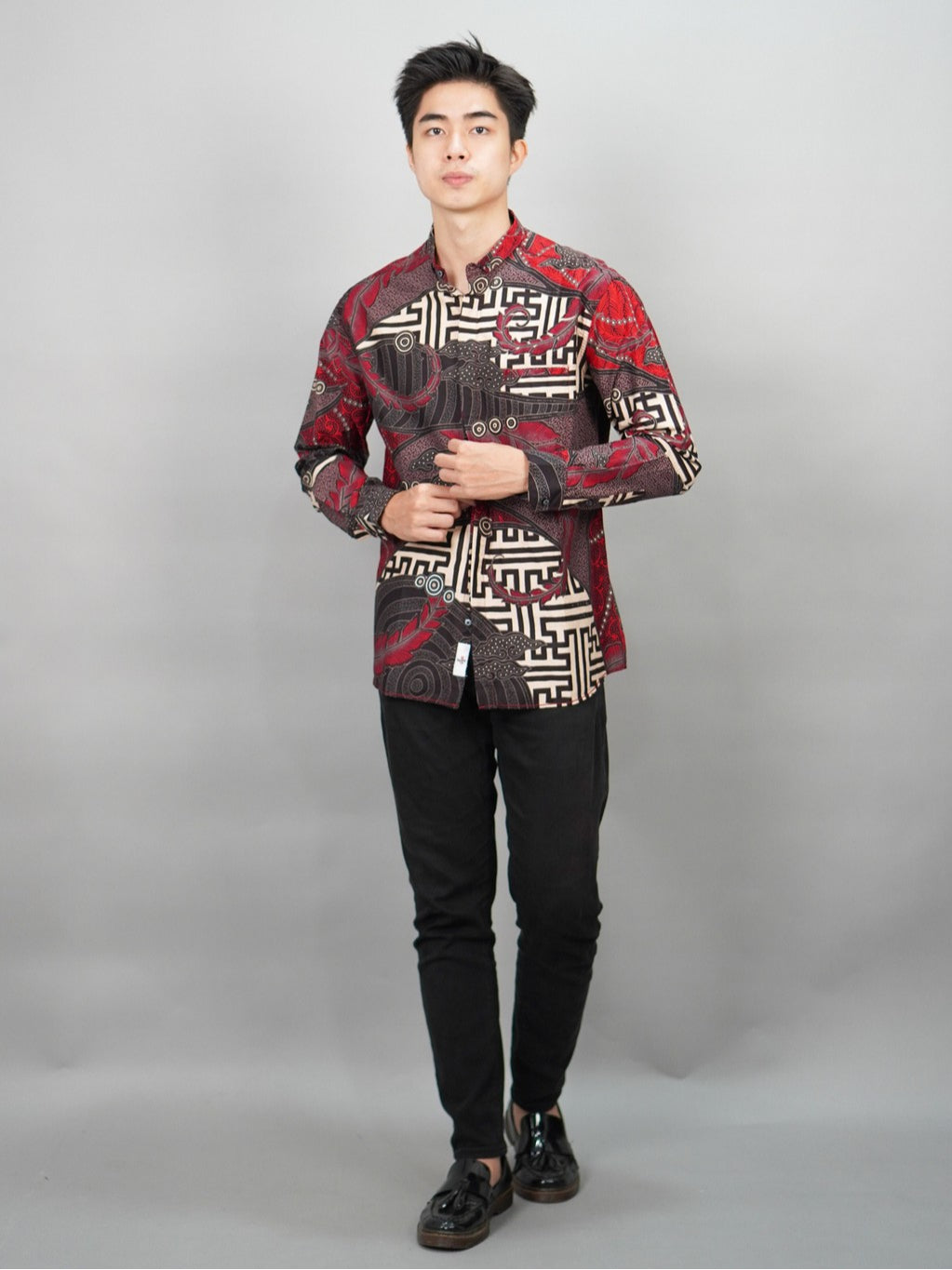 Swipe Up Kemeja Batik Pria Modern Slimfit Lengan Panjang Kiiro