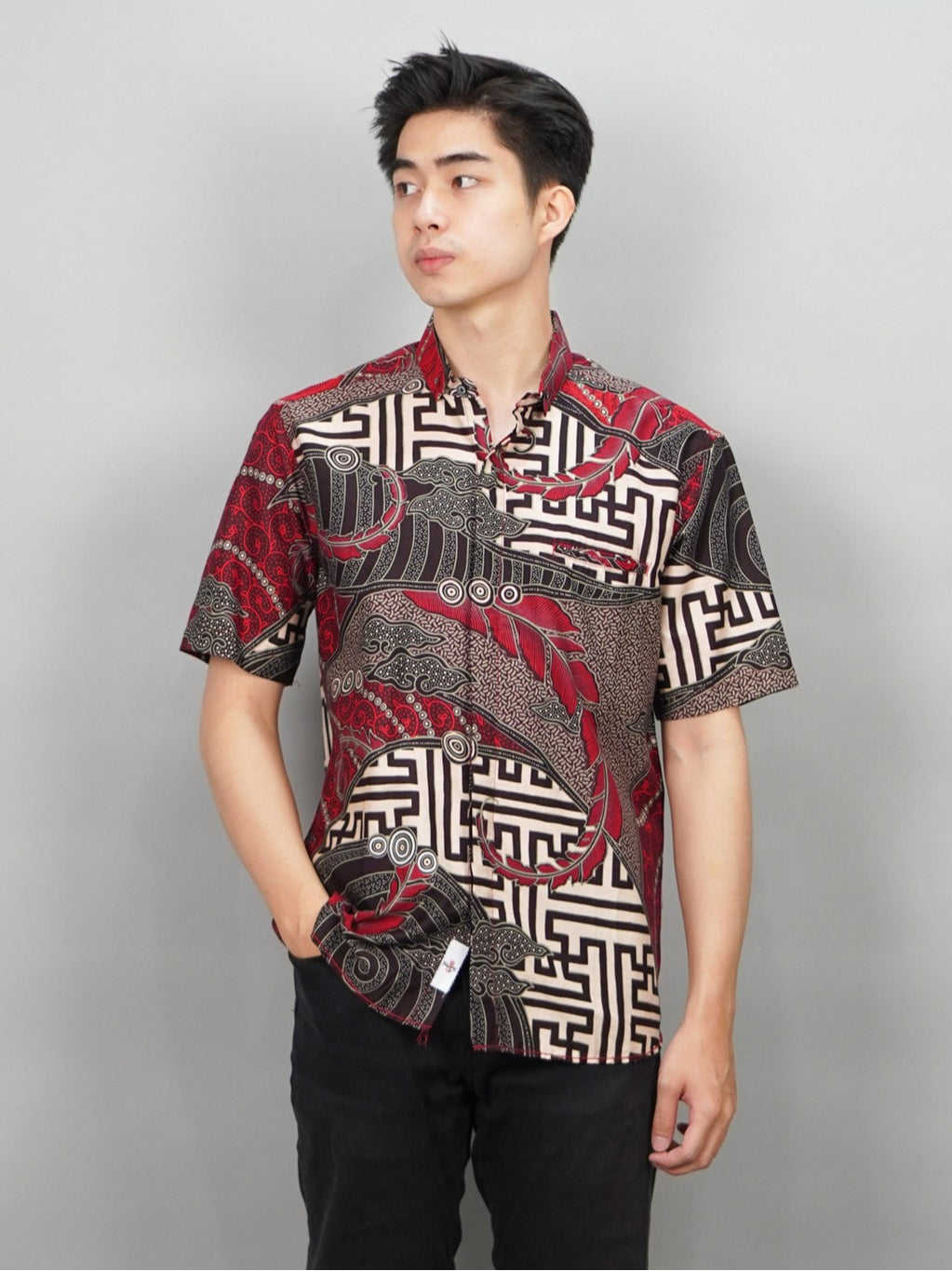 Swipe Up Kemeja Batik Pria Modern Slimfit Lengan Pendek Kiiro
