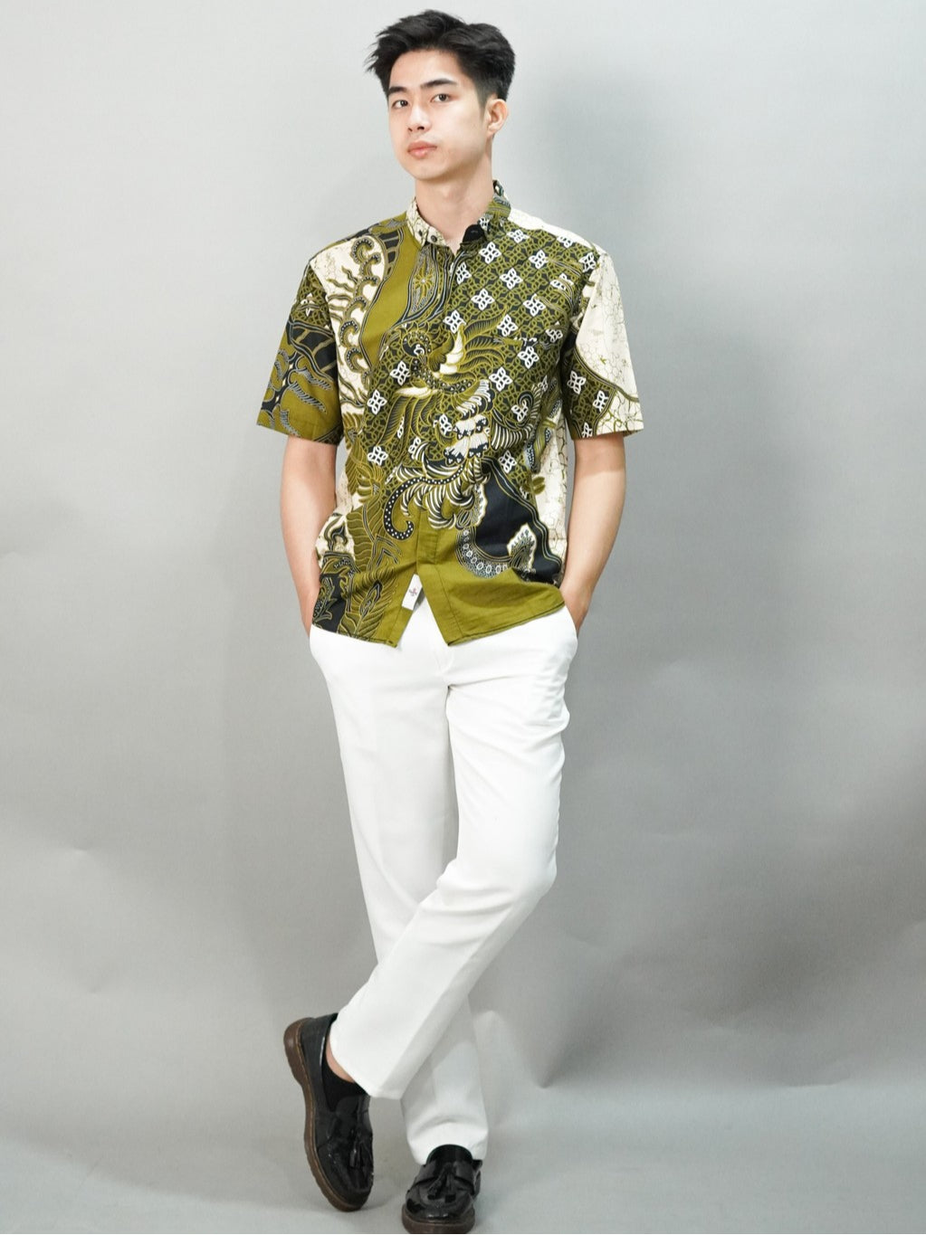 Swipe Up Kemeja Batik Pria Modern Slimfit Lengan Pendek Shiragiku