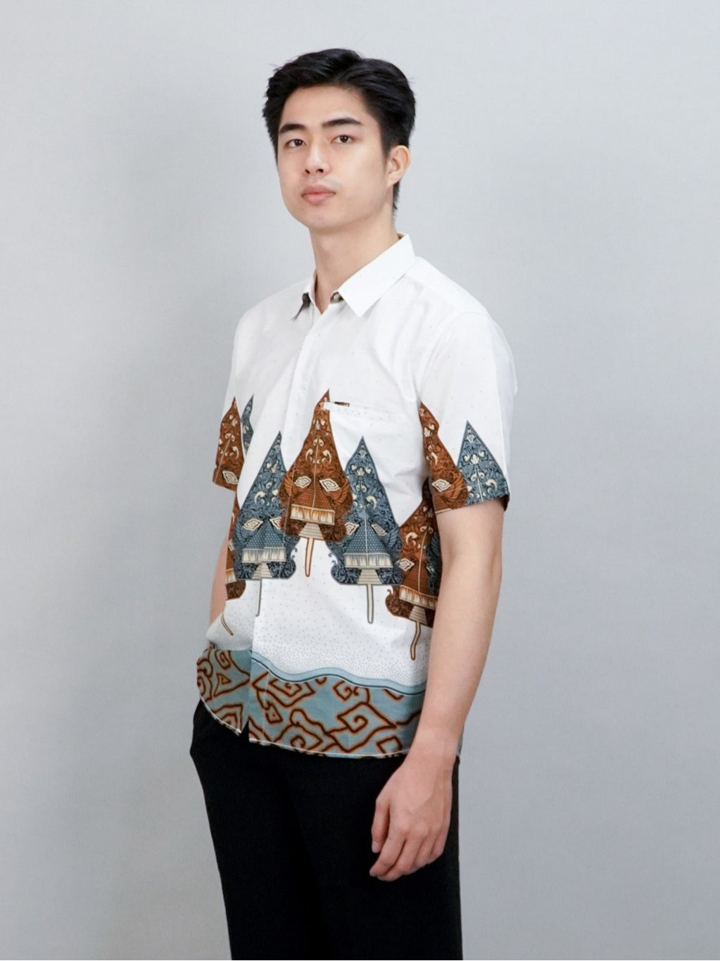 Swipe Up Kemeja Batik Pria Modern Lengan Pendek Wayang Laksmana White