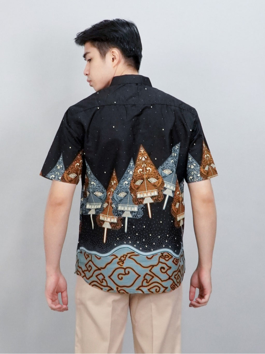 Swipe Up Kemeja Batik Pria Modern Lengan Pendek Wayang Laksmana Black