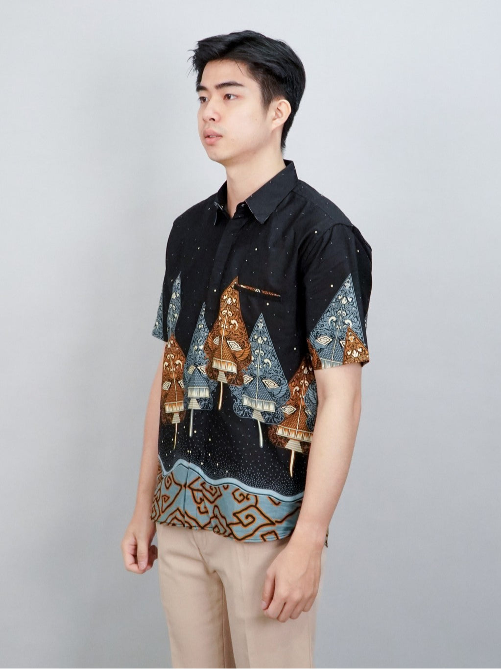 Swipe Up Kemeja Batik Pria Modern Lengan Pendek Wayang Laksmana Black