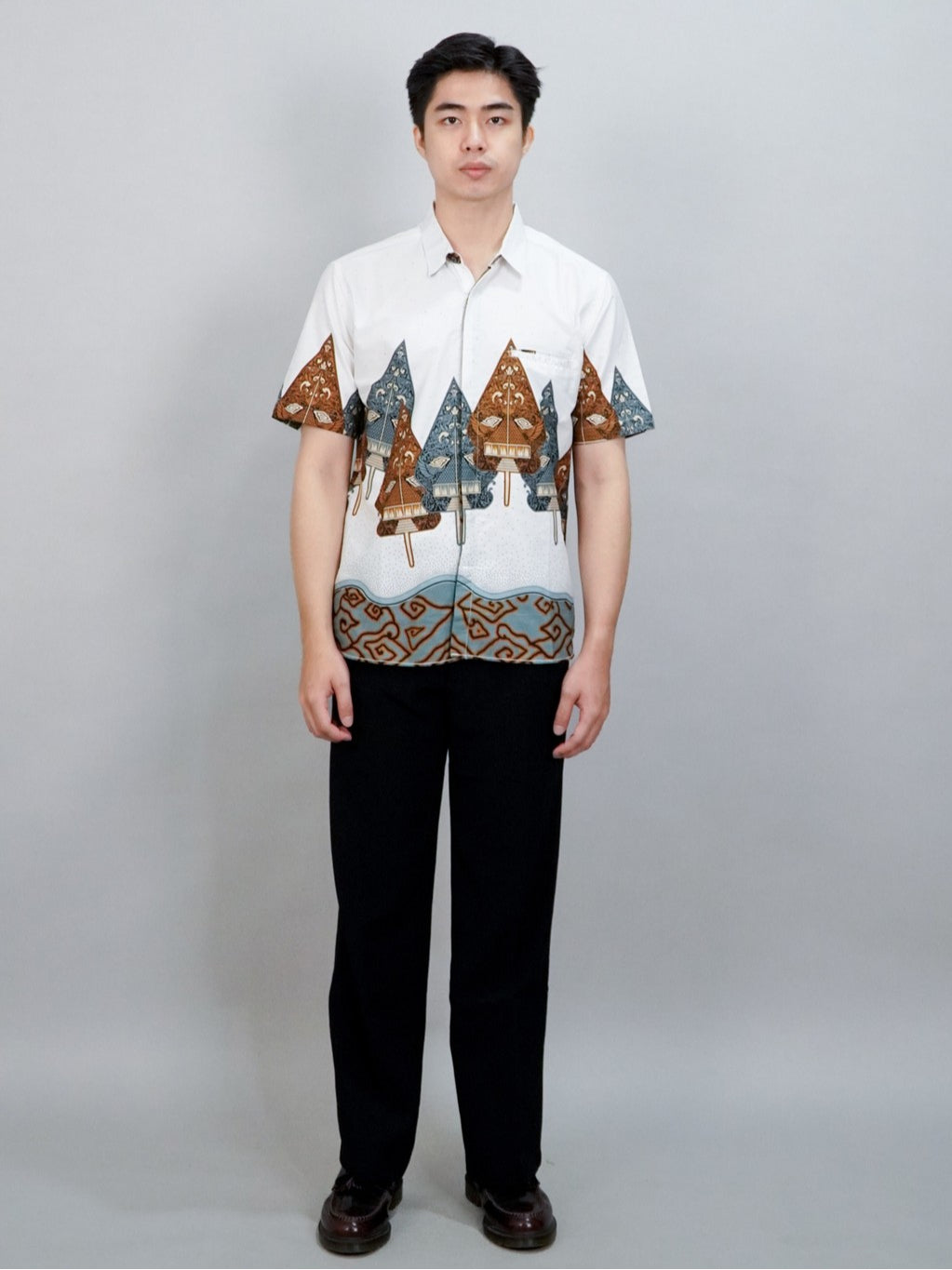 Swipe Up Kemeja Batik Pria Modern Lengan Pendek Wayang Laksmana White