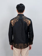 Swipe Up Kemeja Batik Pria Modern Slimfit Lengan Panjang Wagayama Black