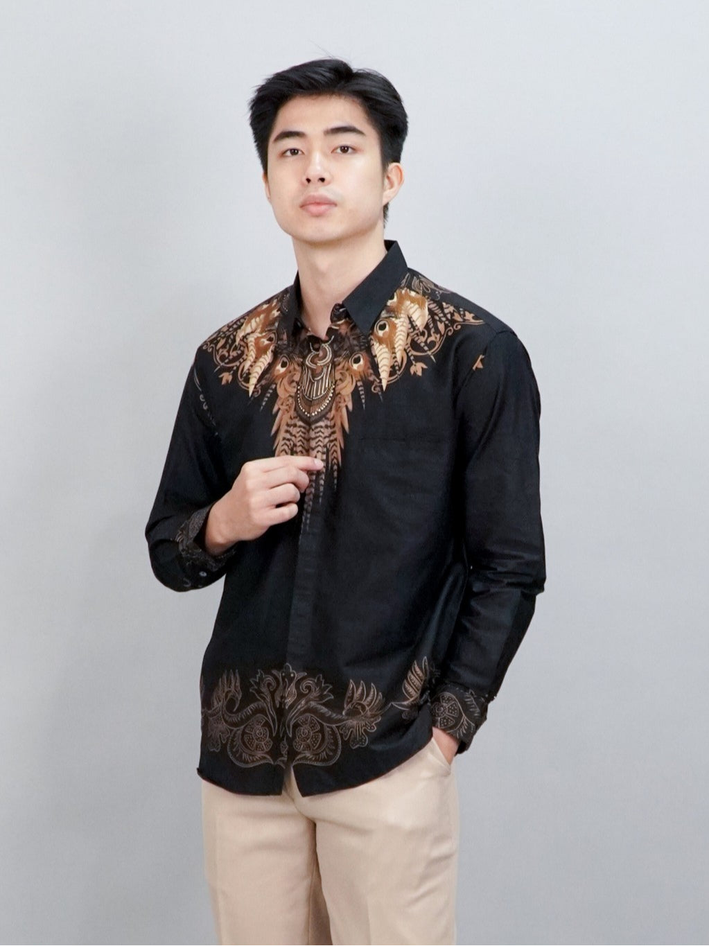 Swipe Up Kemeja Batik Pria Modern Slimfit Lengan Panjang Wagayama Black