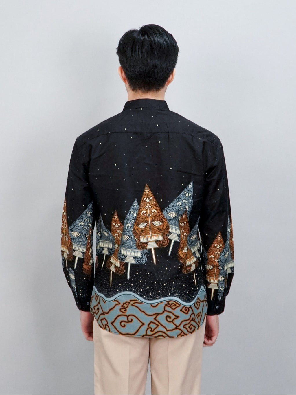 Swipe Up Kemeja Batik Pria Modern Slimfit Lengan Panjang Wayang Laksmana