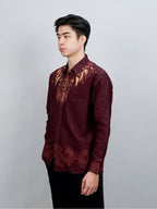 Swipe Up Kemeja Batik Pria Modern Slimfit Lengan Panjang Wagayama Maroon
