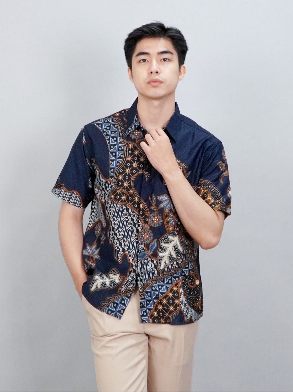 Swipe Up Kemeja Batik Pria Modern Lengan Pendek Akai Navy Brown