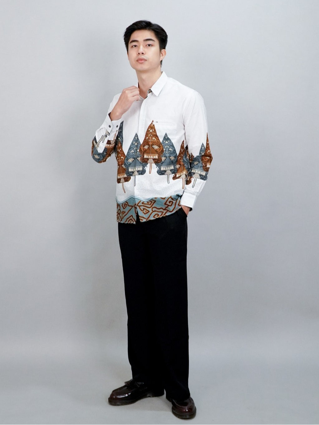 Swipe Up Kemeja Batik Pria Modern Lengan Panjang Wayang Laksmana White