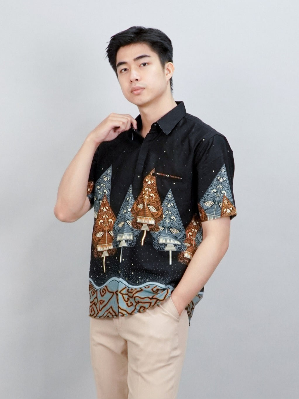 Swipe Up Kemeja Batik Pria Modern Lengan Pendek Wayang Laksmana Black