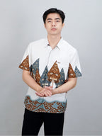 Swipe Up Kemeja Batik Pria Modern Lengan Pendek Wayang Laksmana White