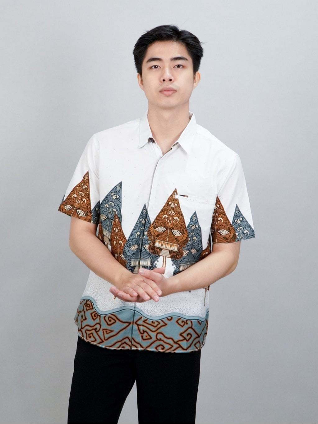Swipe Up Kemeja Batik Pria Modern Lengan Pendek Wayang Laksmana White