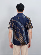 Swipe Up Kemeja Batik Pria Modern Lengan Pendek Akai Navy Brown