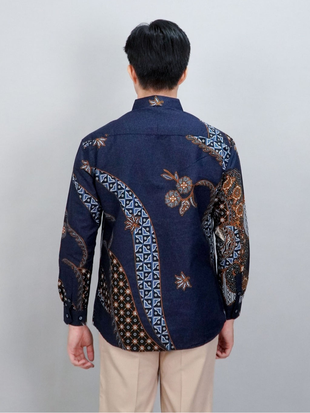 Swipe Up Kemeja Batik Pria Modern Slimfit Lengan Panjang Akai Navy Brown