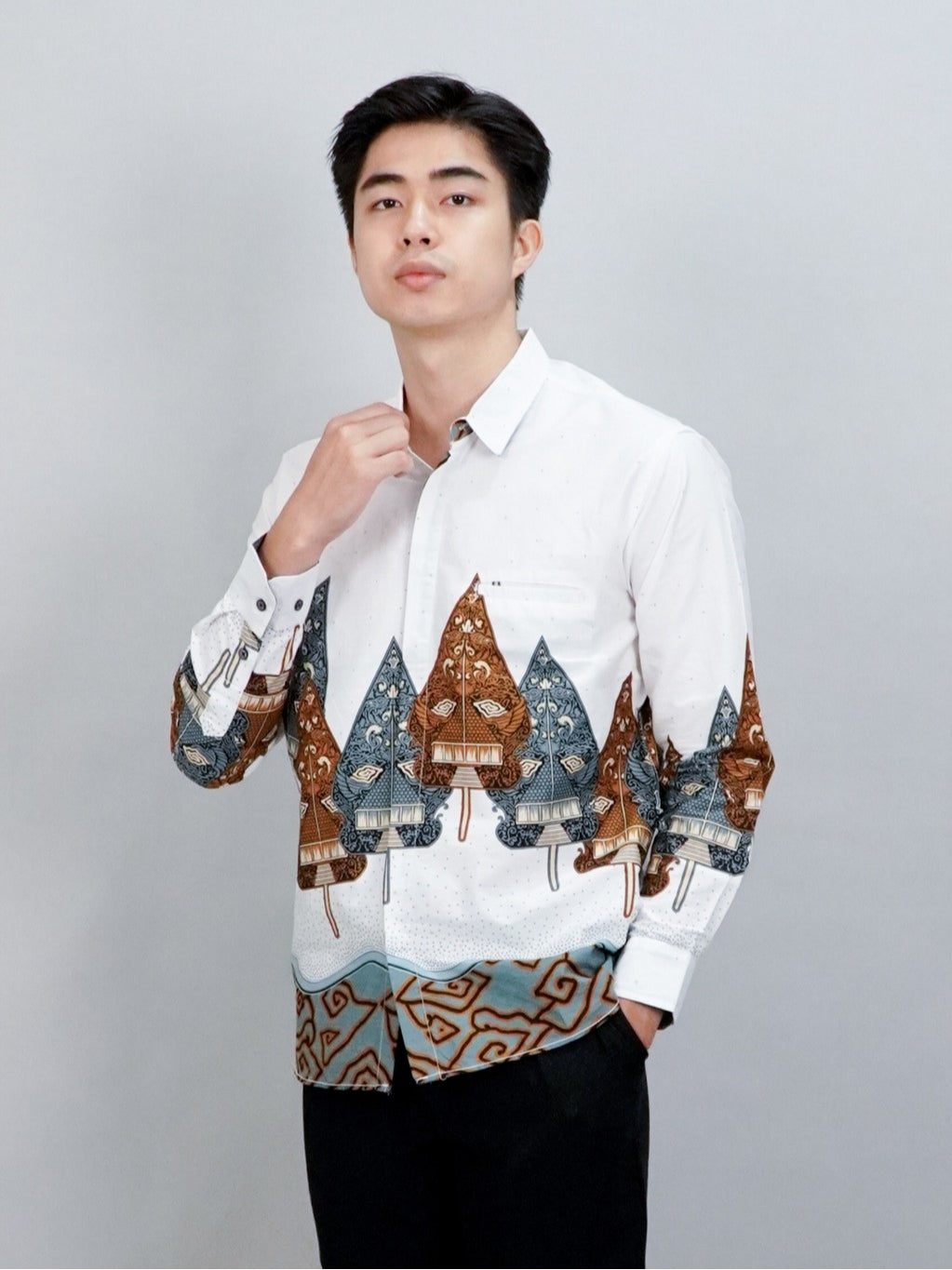 Swipe Up Kemeja Batik Pria Modern Lengan Panjang Wayang Laksmana White