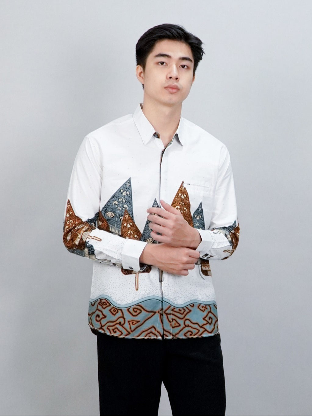 Swipe Up Kemeja Batik Pria Modern Lengan Panjang Wayang Laksmana White