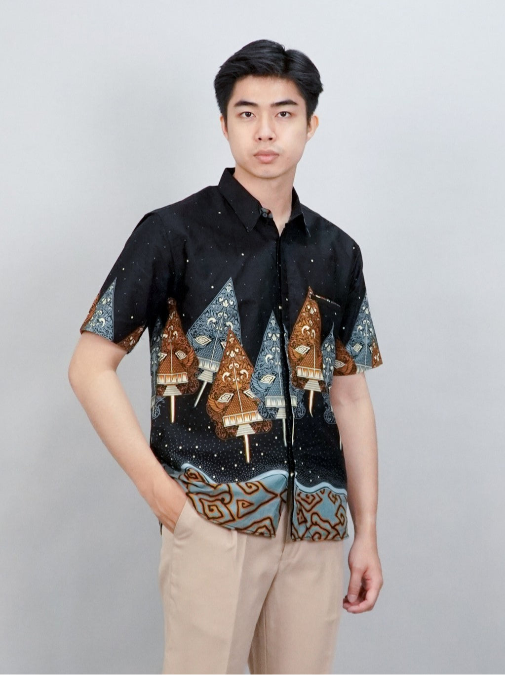 Swipe Up Kemeja Batik Pria Modern Lengan Pendek Wayang Laksmana Black