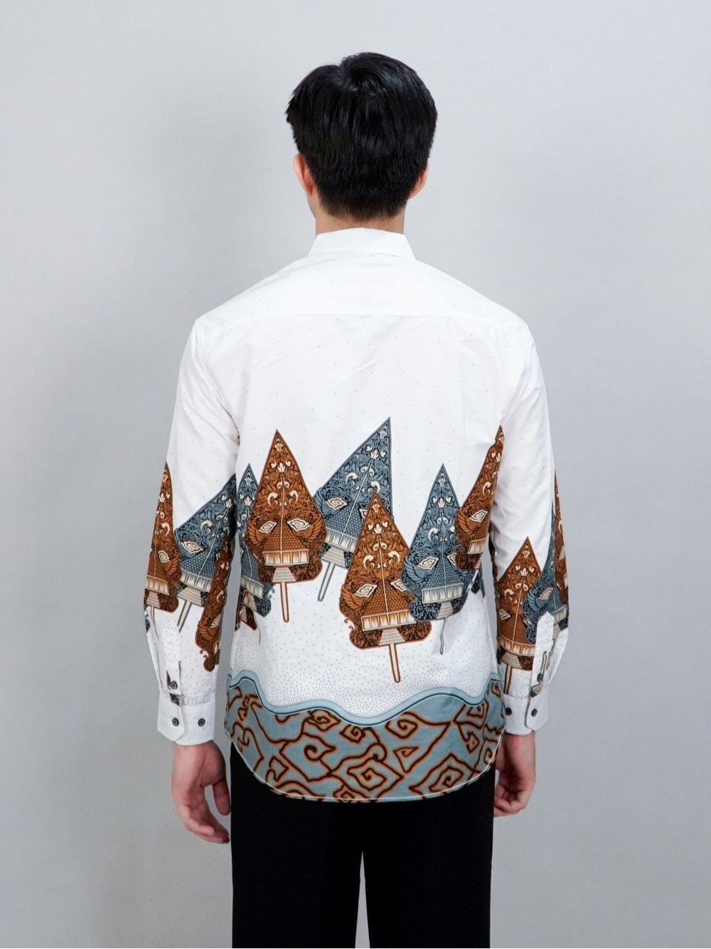 Swipe Up Kemeja Batik Pria Modern Lengan Panjang Wayang Laksmana White