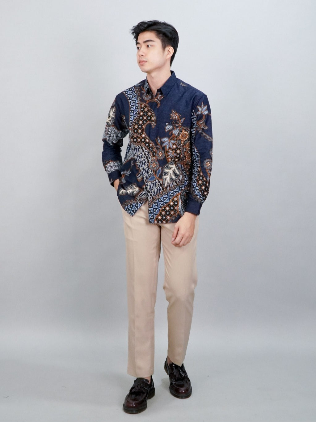 Swipe Up Kemeja Batik Pria Modern Slimfit Lengan Panjang Akai Navy Brown