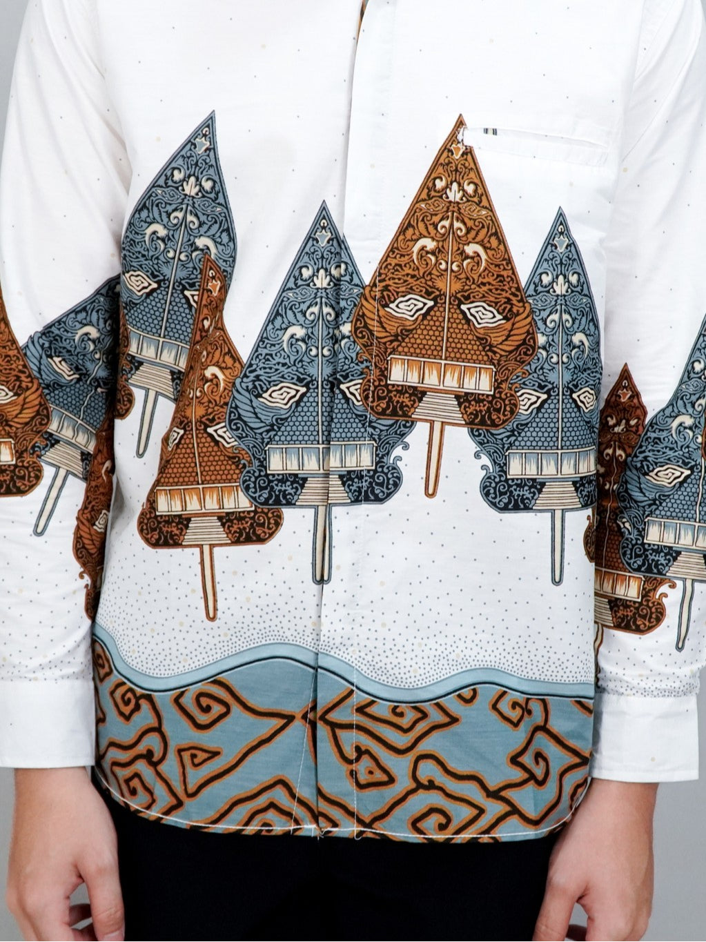 Swipe Up Kemeja Batik Pria Modern Lengan Panjang Wayang Laksmana White
