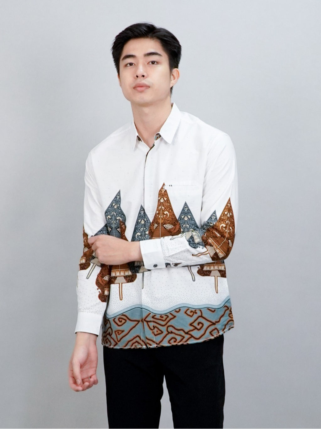 Swipe Up Kemeja Batik Pria Modern Lengan Panjang Wayang Laksmana White