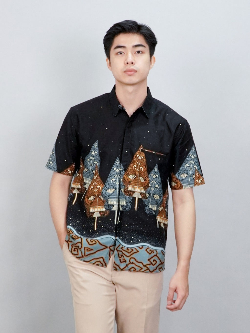 Swipe Up Kemeja Batik Pria Modern Lengan Pendek Wayang Laksmana Black