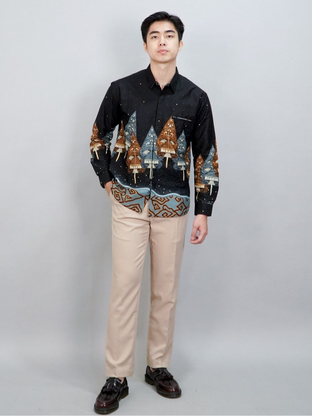 Swipe Up Kemeja Batik Pria Modern Slimfit Lengan Panjang Wayang Laksmana
