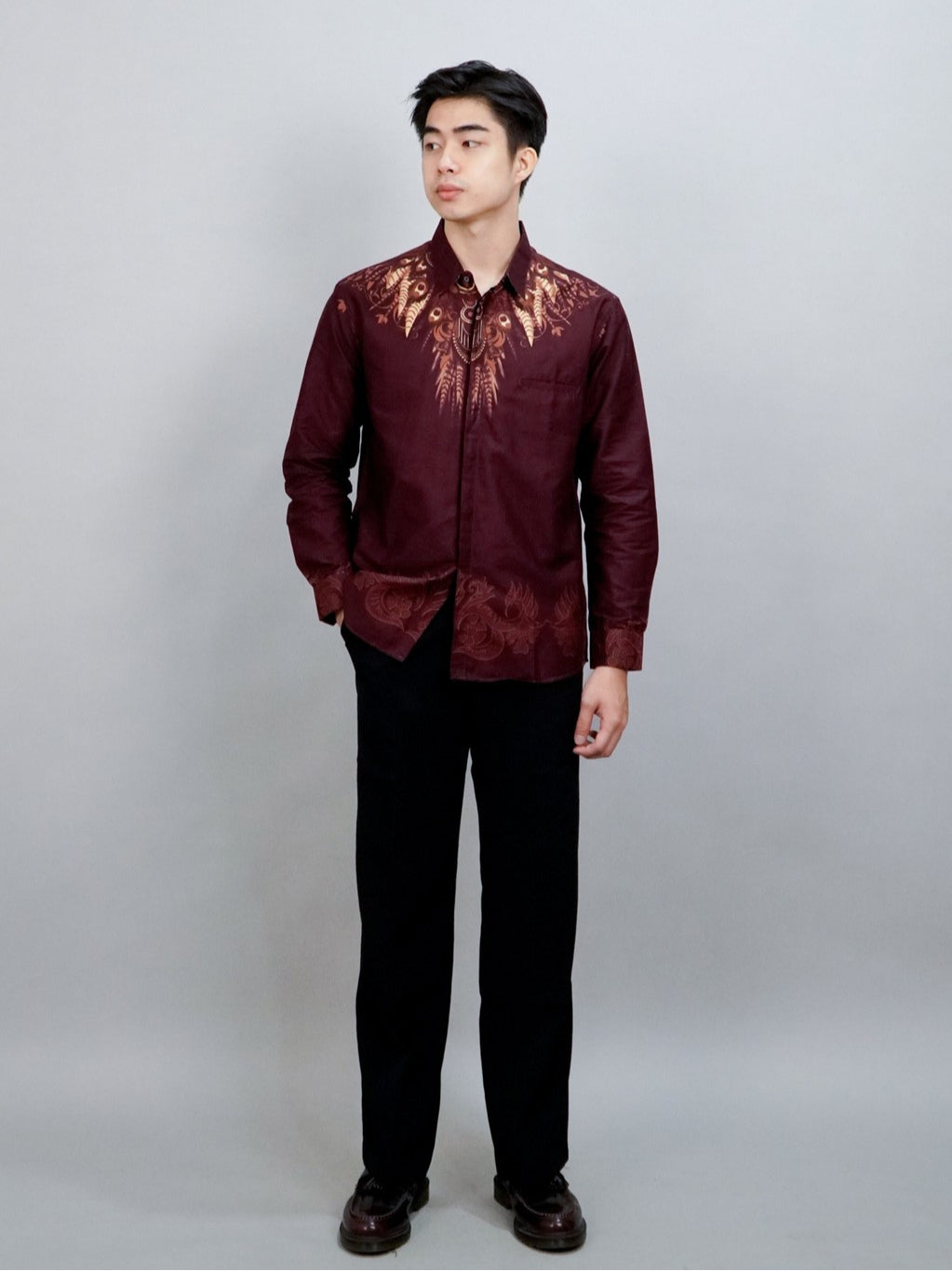 Swipe Up Kemeja Batik Pria Modern Slimfit Lengan Panjang Wagayama Maroon