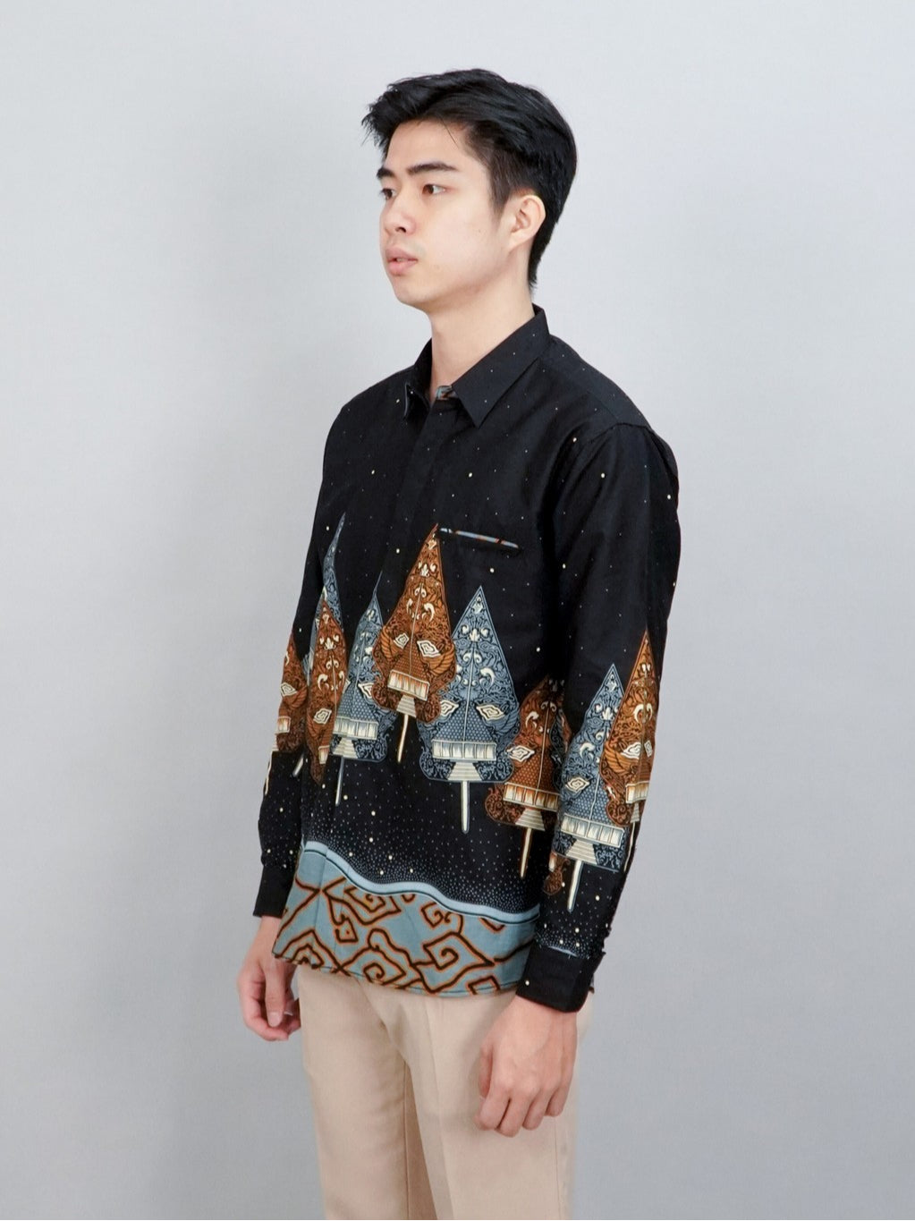 Swipe Up Kemeja Batik Pria Modern Slimfit Lengan Panjang Wayang Laksmana