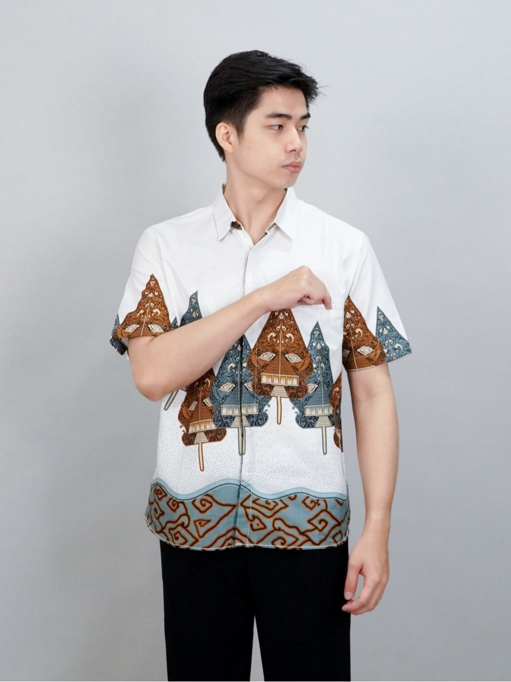 Swipe Up Kemeja Batik Pria Modern Lengan Pendek Wayang Laksmana White
