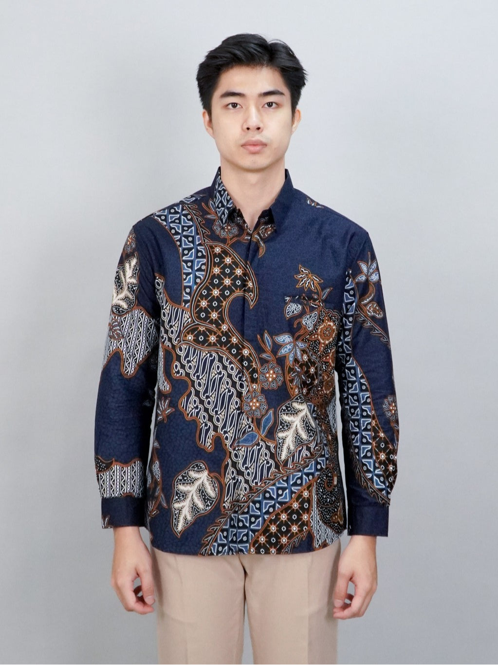 Swipe Up Kemeja Batik Pria Modern Slimfit Lengan Panjang Akai Navy Brown